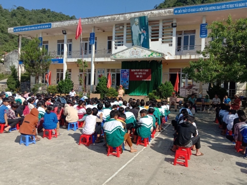 Đội CSGT - Công an huyện Sìn Hồ tuyên truyền luật giao thông đường bộ