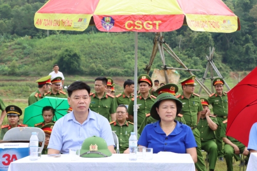 Đại tá Tao Văn Trường - Phó giám đốc Công an tỉnh và đồng chí Lê Thị Kim Ngân - Phó Bí thư thường trực huyện Than Uyên chỉ đạo tại thao trường bắn đạn thật