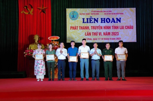 Đại diện lãnh đạo Sở Thông tin và Truyền thông, Đài PTTH tỉnh trao giải cho các tác giả đạt giải nhất ở các thể loại phát thanh và truyền hình