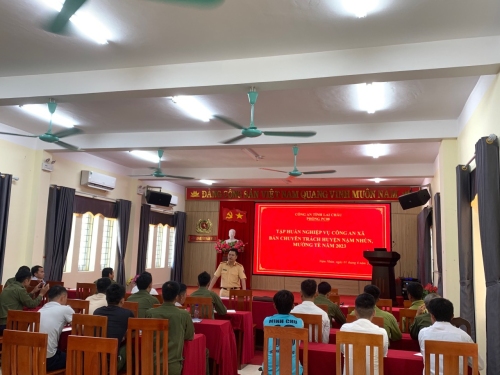 Lãnh đạo Phòng Cảnh sát giao thông, Công an tỉnh Lai Châu truyền đạt một số chuyên đề trong tâm trong công tác bảo đảm an ninh trật tự cho các học viên