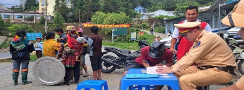 Quang cảnh tổ tuần tra lập biên bản người điều khiển phương tiện vi phạm nồng độ cồn và ma túy.