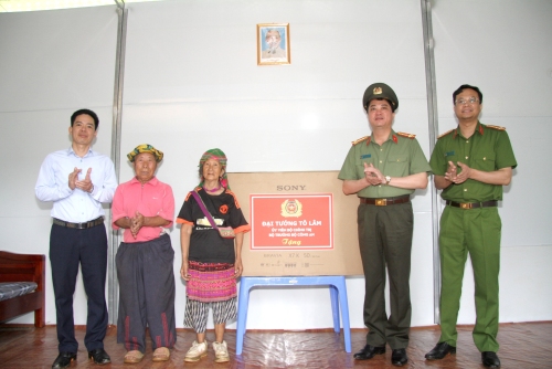 Thừa ủy quyền của Bộ trưởng Bộ Công an, Đại tá Nguyễn Viết Giang - Giám đốc Công an tỉnh  trao tivi gia đình cụ ông Giàng A Súa và cụ bà Má Thị Tùng