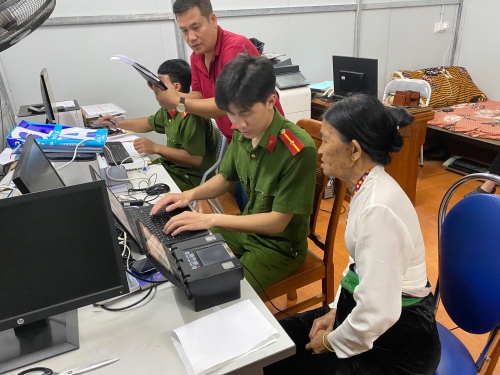 Thu nhận hồ sơ CCCD , kích hoạt tài khoản định danh điện tử cho công dân già yếu