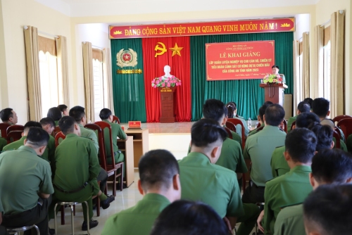 Đại tá Tao Văn Trường - Phó giám đốc Công an tỉnh phát biểu chỉ đạo tại Lễ Khai giảng