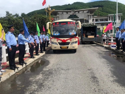 Lễ khánh thành tuyến  xe thành phố Lai Châu (Việt Nam) đi huyện Kim Bình (Trung Quốc)