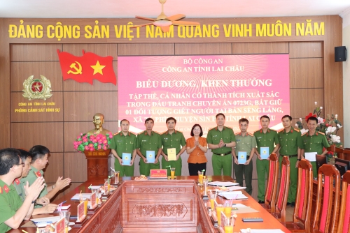 Đại tá Phạm Hải Đăng, Phó Giám đốc Công an tỉnh và đồng chí Lý Thị Na, Phó CHủ tịch UBND huyện Sìn Hồ biểu dương, khen thưởng cho Ban Chuyên án