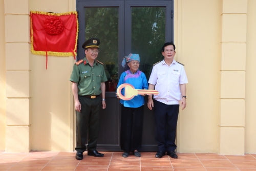 Đại diện lãnh đạo hai đơn vị trao chìa khóa nhà tượng trưng cho bà Tống Thị Din, là vợ Liệt sỹ Vàng Văn Siềng