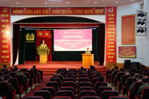Đại tá Sùng A Súa, Phó Giám đốc Công an tỉnh phát biểu chỉ đạo tại lễ khai giảng