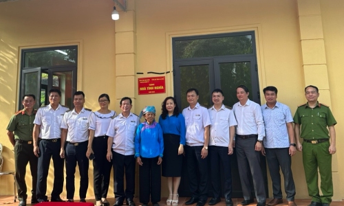 Trao tặng nhà tình nghĩa cho gia đình Liệt sĩ Vàng Văn Siềng  nhân kỷ niệm 76 năm ngày Thương binh liệt sĩ (27/7)