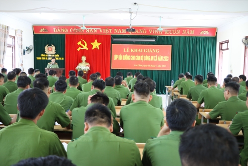 Đại tá Sùng A Súa - Phó giám đốc Công an tỉnh phát biểu tại Lễ khai giảng