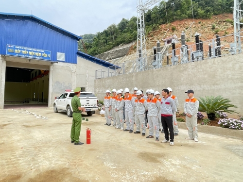 Huấn luyện nghiệp vụ PCCC và CNCH tại nhà máy Thủy điện Nậm Củm 5