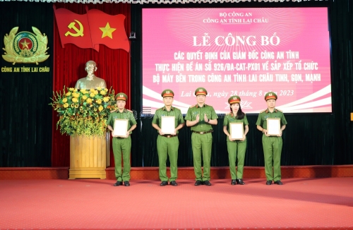 Đại tá Phạm Hải Đăng - Phó Giám đốc Công an tỉnh Lai Châu trao quyết định điều động của Giám đốc Công an tỉnh cho các đồng chí lãnh đạo Phòng Cảnh sát môi trường đến nhận nhiệm vụ tại đơn vị mới
