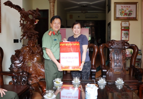 Đại tá Sùng A Súa - Phó Giám đốc Công an tỉnh thăm hỏi, tặng quà thân nhân gia đình liệt sỹ Công an nhân dân