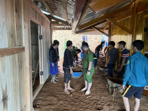 Công an huyện Mường Tè "xuyên đêm, trắng ngày" dốc sức giúp người dân vượt qua mưa lũ