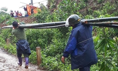 60 cán bộ Công an huyện Sìn Hồ xuyên đêm giúp đỡ người dân di dời tránh nguy cơ sạt lở