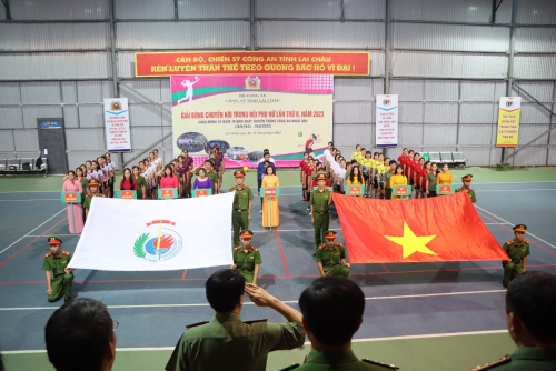 Các đại biểu, vận động viên và khán giả thực hiện nghi lễ chào cờ