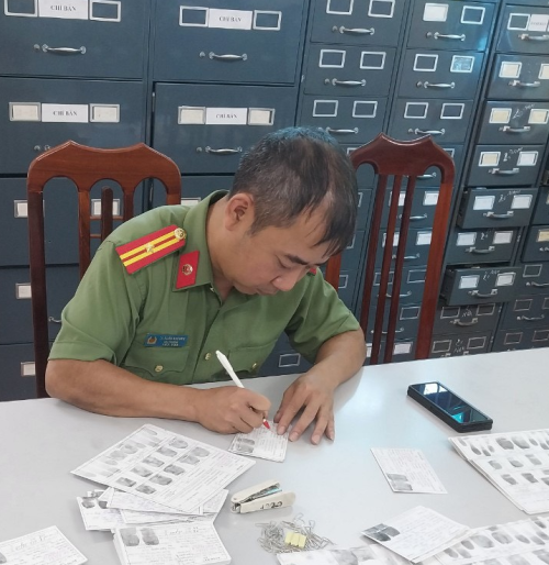 Che dấu tên và thân nhân để trốn tránh sự trừng phạt pháp luật