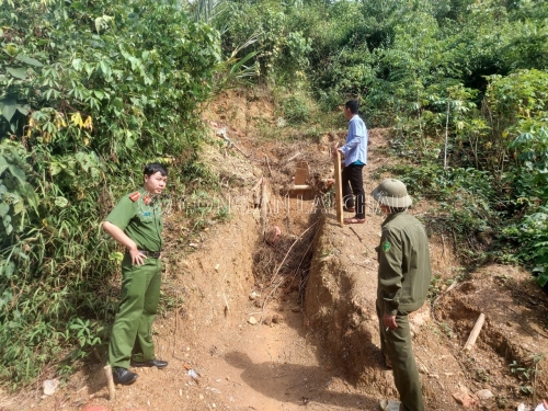 Một cửa hầm đối tượng Đặng Hữu Thọ cùng đồng bọn đào để khai thác vàng trái phép