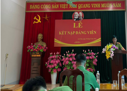 Chi bộ đội Cảnh sát bảo vệ tổ chức lễ kết nạp đảng cho đảng viên mới