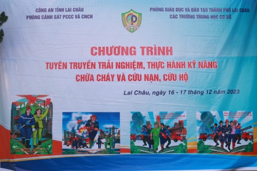 Hơn 1.700 giáo viên và học sinh trải nghiệm thực hành chữa cháy, cứu nạn, cứu hộ