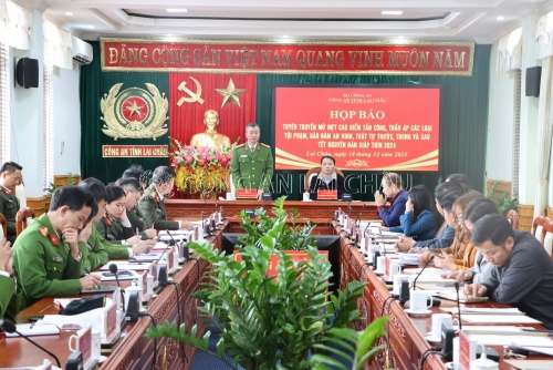 Đại tá Nguyễn Tuấn Hưng - Phó giám đốc Công an tỉnh phát biểu tại buổi họp báo