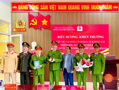 Trao thưởng cho tập thể, cá nhân có thành tích xuất sắc trong đấu tranh chuyên án