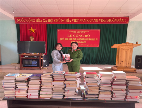 Nhà hảo tâm Trần Thị Hoan trao sách cho lãnh đạo Trại tạm giam