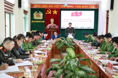 Đại tá Nguyễn Viết Giang – Uỷ viên Ban Thường vụ Tỉnh ủy, Bí Thư Đảng ủy, Giám đốc Công an tỉnh phát biểu tại buổi làm việc