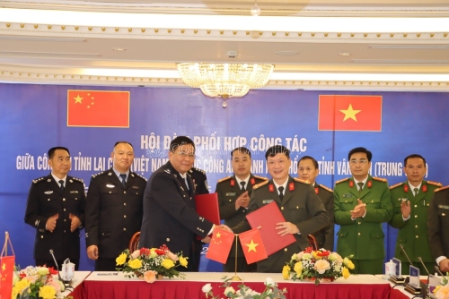 Đại diên trưởng đoàn hai bên Ký kết biên bản Hội đàm trước sự chứng kiến của các đại biểu