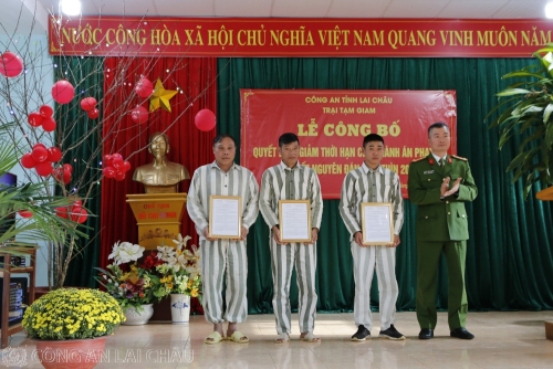 Đại tá Nguyễn Tuấn Hưng – Phó Giám đốc – Thủ Trưởng Cơ quan thi hành án hình sự Công an tỉnh trao quyết định cho các phạm nhân được giảm hết thời hạn chấp hành án phạt