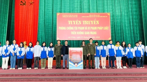 Đồng chí Trung tá Vũ Thị Huyền - Phó Trưởng phòng An ninh mạng và PCTP sử dụng công nghệ cao trao tặng bảng hiệu "4 không, 2 phải" cho Trường THPT chuyên Lê Quý Đôn