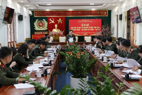 Đại tá Sùng A Súa - Phó giám đốc Công an tỉnh phát biểu tại buổi lễ