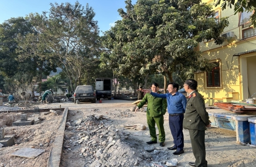 Đại tá Sùng A Súa - Phó Giám đốc Công an tỉnh trực tiếp chỉ đạo tại công trình