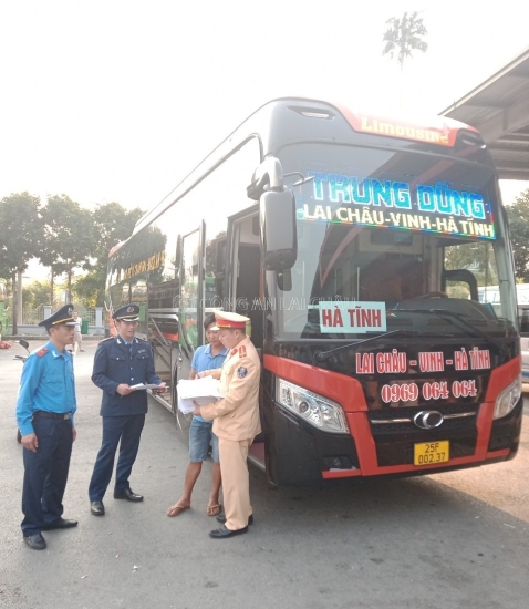 Cán bộ Cảnh sát giao thông yêu cầu các nhà xe chấp hành tốt các quy định kinh doanh vận tải hành khách