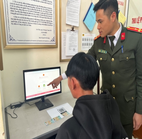 Cán bộ chiến sĩ phòng Quản lý xuất nhập cảnh hướng dẫn công dân sử dụng tài khoản định danh điện tử đăng nhập vào Dịch vụ công Bộ Công an để làm hộ chiếu online