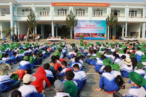 Tuyên truyền viên Phòng Cảnh sát PCCC và CNCH tuyên truyền cho học sinh và giáo viên