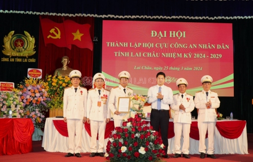 Đồng chí Vũ Mạnh Hà - Ủy viên Dự khuyết Ban Chấp hành Trung ương Đảng, Phó Bí thư Thường trực Tỉnh ủy trao Quyết định thành lập Hội Cựu CAND tỉnh Lai Châu, nhiệm kỳ 2024-2029
