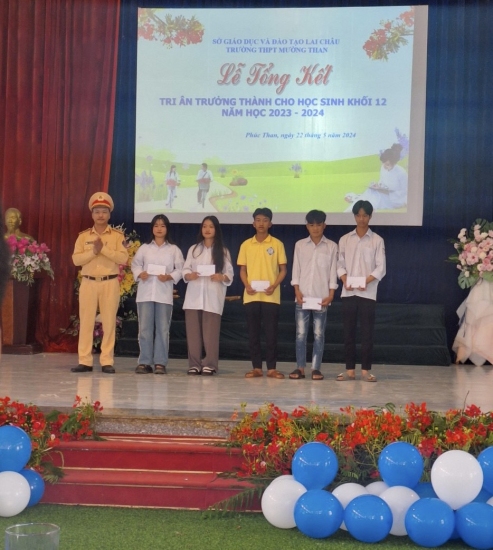 Chỉ huy Đội CSGT Số 3, Phòng CSGT, Công an tỉnh  trao quà cho các em học sinh Trường THPT Mường Than.