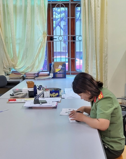 Phát hiện đối tượng có 01 tiền án về hành vi đánh bạc và 01 quyết định truy nã về hành vi trộm cắp tài sản của công dân