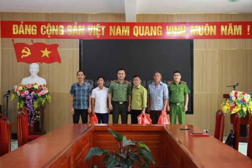 Phòng An ninh nội địa tặng quà cho người có uy tín trên địa bàn xã