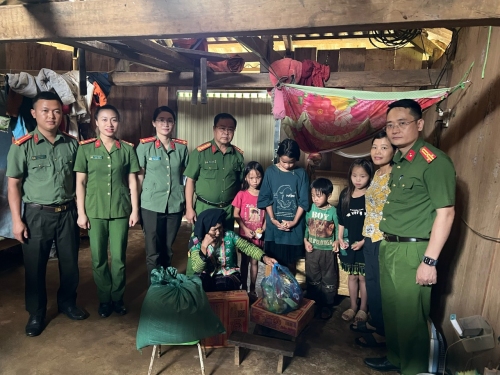 Công an huyện Tân Uyên thăm hỏi các cháu nhỏ có hoàn cảnh đặc biệt