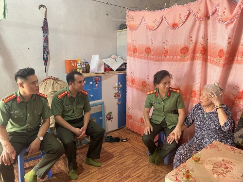 Thăm hỏi, động viên gia đình chính sách tại Huổi Luông