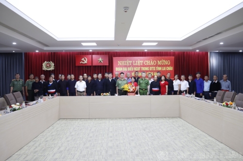 Lãnh đạo Bộ Công an chụp ảnh lưu niệm với Đoàn đại biểu người có uy tín