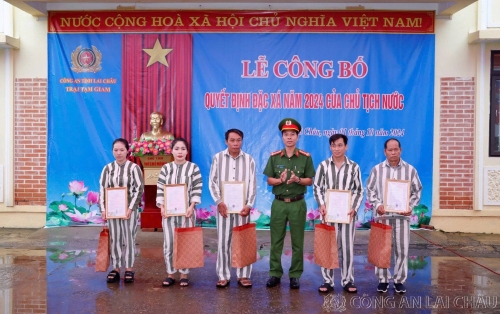 Đại tá Lê Anh Hưng - Phó Giám đốc Công an tỉnh trao Quyết định đặc xá cho các phạm nhân