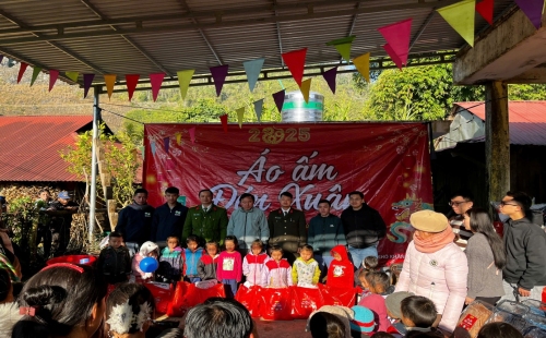 Phòng An ninh đối ngoại, Công an tỉnh Lai Châu phối hợp tổ chức Chương trình “Áo ấm đón xuân”