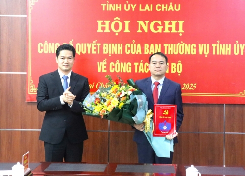 Đồng chí Vũ Mạnh Hà - Uỷ viên dự khuyết Ban Chấp hành Trung ương Đảng, Phó Bí thư Thường trực Tỉnh uỷ trao quyết định của BTV Tỉnh uỷ cho đồng chí Giàng A Tằng.