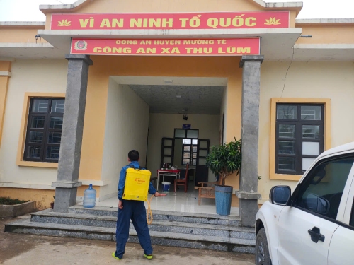 Cán bộ Bệnh xá – Phòng Hậu cần phun hoá chất diệt muỗi và côn trùng tại trụ sở Công an các xã có dịch sốt rét lưu hành.