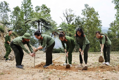 Lãnh đạo Phòng Công tác Chính trị đo đạc kích thước ngôi nhà mới cho gia đình anh Vàng Và Hừ