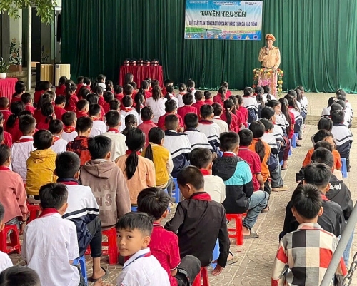 Đội CSGT đường bộ số 1, Phòng Cảnh sát giao thông phối hợp với Ban ATGT tỉnh và Nhà trường đã tổ chức buổi tuyên truyền