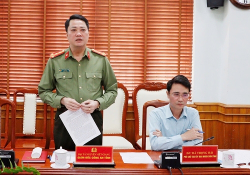 Đại tá Nguyễn Viết Giang - Uỷ viên BTV Tỉnh uỷ, Giám đốc Công an tỉnh xung phong đảm nhận xây dựng 500 căn nhà trong chương trình xoá nhà tạm, nhà dột nát do Bộ Công an hỗ trợ tại buổi làm việc.